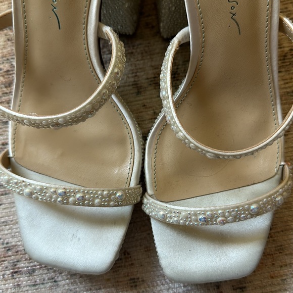 Betsey Johnson Denni White Pearl Platform Ankle Strap High Heels - Picture 6 of 7